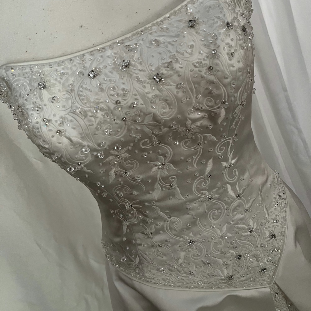 Maggie Sortero beautiful, satin, beaded, corseted wedding dress - Picture 6 of 16